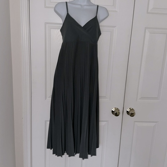 ATHLETA Pirouette Layering Pleated Dress Metropolis Grey Adjustable Straps M ๐ - Picture 2 of 6